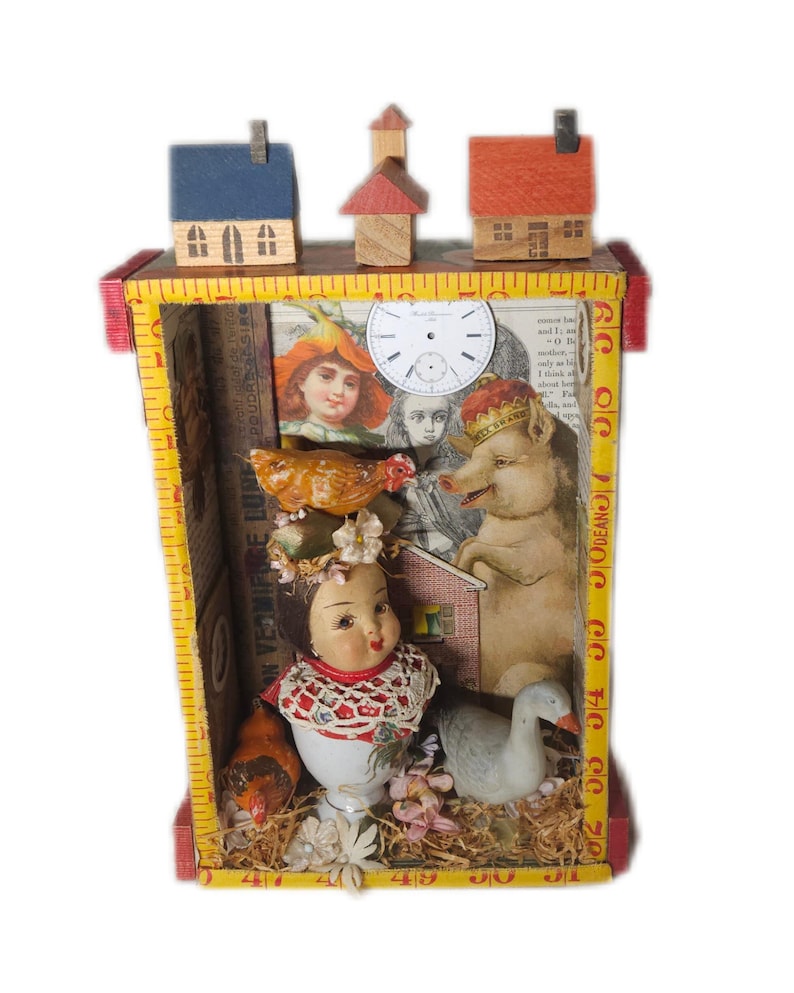 Assemblage Story Box | Farming Art with Chickens, Goose, Houses & Doll Head | Rustic Folk Shadowbox Bild 1
