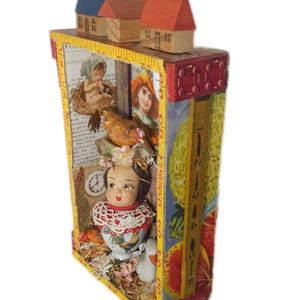 Assemblage Story Box | Farming Art with Chickens, Goose, Houses & Doll Head | Rustic Folk Shadowbox Bild 5