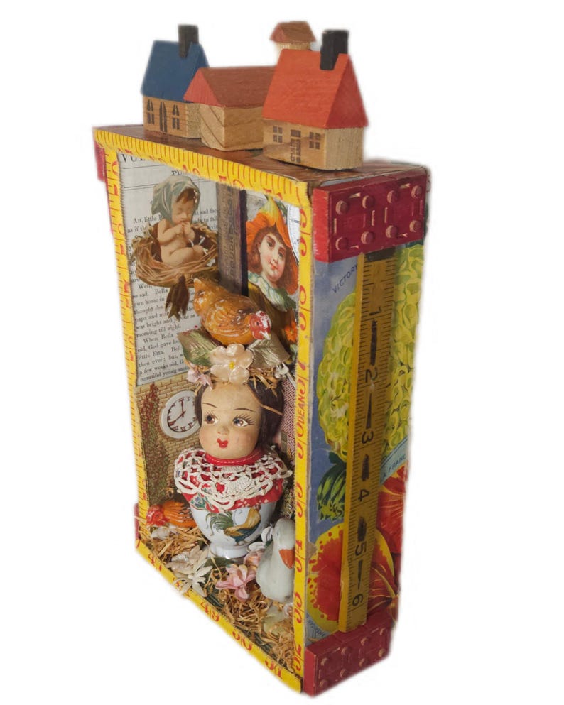 Assemblage Story Box | Farming Art with Chickens, Goose, Houses & Doll Head | Rustic Folk Shadowbox Bild 5