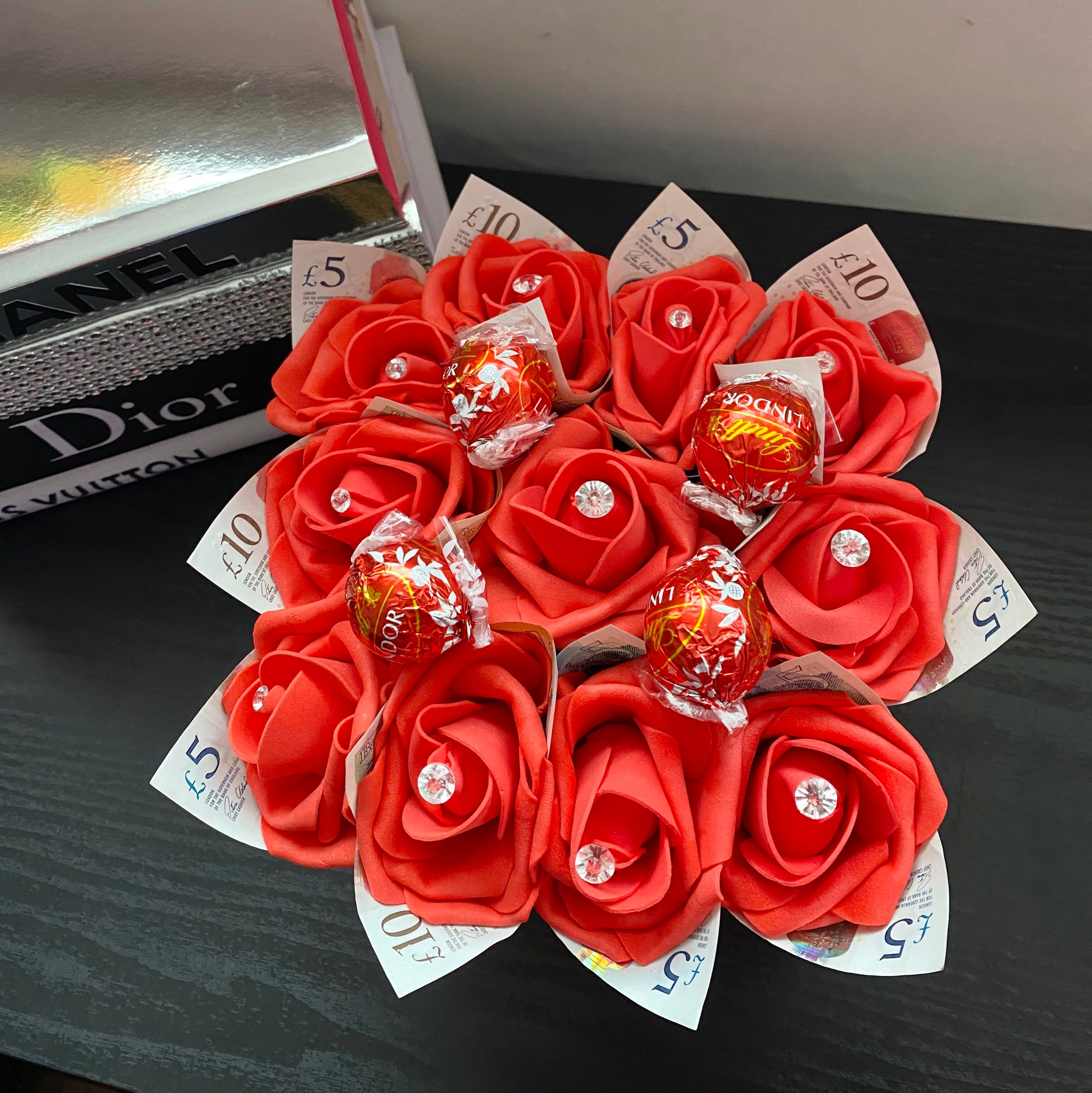 Lista 93+ Foto Rosas Ramo De Flores Con Dinero Mirada Tensa 10/2023