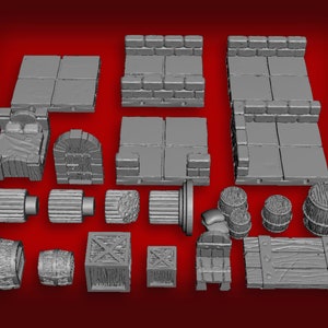 Op de afbeelding: Een set miniaturen voor dungeons en fantasy role-playing games (RPG), waaronder een bed, een deur, vaten, kisten en een houten plank. De stukken zijn gemaakt van grijs plastic en zijn ontworpen om te worden gebruikt met miniaturen.