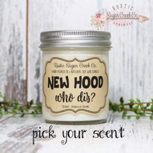 Könnte beinhalten: Eine weiße Sojawachskerze in einem Glasgefäß mit einem braunen Etikett, auf dem steht "Rustic Sugar Creek Co. Hand Poured All Natural Soy Wax Candle New Hood who dis? Scent: Vanilla Bean".