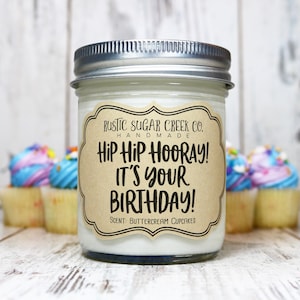 Boîte cadeau 3 tailles de bougies It&#39;s Your Birthday, Hip Hip Hourra : parfum cupcakes à la crème au beurre
