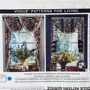 以下が含まれることがあります： Vogue Patterns for Livingの裁縫型紙封筒、番号1536。4種類の異なるコントラスト裏地付きウィンドウバランスのイラストが描かれています。白い紙の封筒には、フラワーアレンジメントとテキストが添えられた2つの窓装飾が印刷されています。