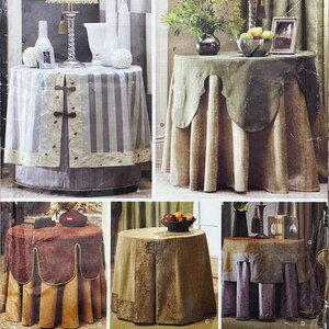 Puede incluir: Colección de mesas auxiliares redondas con varias fundas de tela drapeadas. Las mesas presentan diferentes colores y texturas, incluyendo telas a rayas, lisas y estampadas. Algunas tienen adornos decorativos y diseños de faldas únicos.