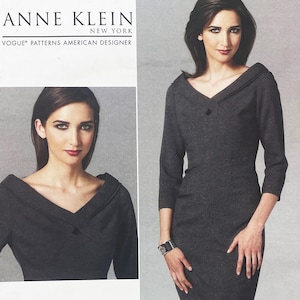 Puede incluir: Un sobre de patrón de costura para un vestido de Anne Klein New York Vogue Patterns American Designer. El patrón presenta un vestido gris carbón oscuro con escote en V, un detalle de cuello doblado y mangas de tres cuartos.