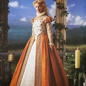 Puede incluir: Un vestido de estilo renacentista con un corpiño blanco con estampado floral, mangas largas estampadas y una falda naranja. El vestido tiene un cuello alto y se encuentra sobre un fondo de cielo azul y arquitectura clásica.