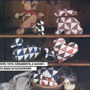 Op de afbeelding: Patchwork speelgoed in de vorm van een beer, konijn, eend, hart en schommelpaard. Het speelgoed is gemaakt van stoffen driehoeken in verschillende kleuren en patronen. De tekst onderaan luidt: "... TOWS, TOYS, ORNAMENTS, A SACHET - TO MAKE IN PATCHWORK."