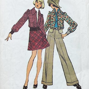 以下が含まれることがあります： 1970年代風の服を着た2人の人物のイラスト。一人はピンクのチェック柄のジャケットとスカートに黒いベルトを着用。もう一人は花柄のジャケット、青いシャツ、ベージュのパンツを着用。両方の人物が靴を履いています。