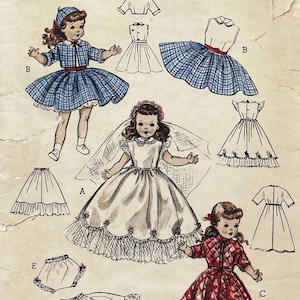 Może przedstawiać: Ilustracja wykroju krawieckiego w stylu vintage przedstawiająca lalki w różnych strojach. Jedna lalka ma na sobie niebieską sukienkę w kratę i pasujący kapelusz, druga białą sukienkę z welonem, a trzecia czerwoną sukienkę w kratę. Zawiera rysunki.