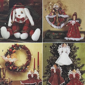 Può includere: Una collezione di decorazioni natalizie, tra cui un coniglietto di peluche a quadri rossi, ornamenti a forma di angelo e una ghirlanda festiva adornata con frutta e cherubini. Gli ornamenti sono rossi e bianchi, con dettagli dorati.