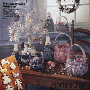 May include: An Easter-themed display featuring decorative baskets, bunny figurines, and a small tree adorned with ornaments. The scene includes a wooden table with Easter eggs and a wooden board with Easter-themed cookies. The text reads "LE PRINTEMPS DES ANNÉES 90".