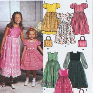 Könnte beinhalten: Zwei junge Mädchen in rosa Kleidern stehen neben einem Schnittmusterbogen mit verschiedenen Kinderkleiderdesigns. Die Kleider umfassen Blumen-, Vichy- und Streifenmuster mit passenden Handtaschen. Die Kleider sind in verschiedenen Farben erhältlich, darunter Rosa, Gelb, Grün und Rot.