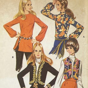 Op de afbeelding: Vintage mode-illustratie met vier vrouwen in kleding in de stijl van de jaren 1960. De outfits omvatten een oranje tuniek met lange mouwen, een top met bloemenprint, een zwarte jas met gouden details en een vest met patronen. De illustratie toont verschillende stijlen.