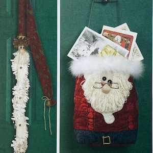 Puede incluir: Una bolsa de Navidad acolchada de Papá Noel con barba de piel sintética blanca, gafas y un traje rojo. La bolsa está llena de tarjetas y está colgada de una puerta verde. Una guirnalda de tela blanca con una cabeza de Papá Noel cuelga de la puerta.