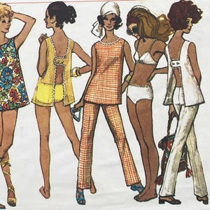 Puede incluir: Una ilustración de moda vintage que muestra cinco conjuntos: un minivestido floral, un top amarillo sin mangas con pantalones cortos a juego, una túnica de cuadros naranja con pantalones, un conjunto de bikini blanco y un top blanco sin mangas con pantalones acampanados.