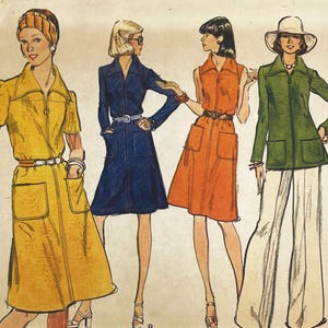 Peut inclure: Illustration de quatre femmes portant des tenues de style années 1970. Les tenues comprennent une robe jaune, une robe bleu marine, une robe orange et une veste verte avec un pantalon blanc. Chaque tenue a une ceinture et des poches. Les femmes portent des accessoires tels que des bandeaux, des lunettes de soleil et des chapeaux.