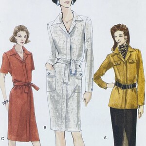 Op de afbeelding: Illustratie van drie damesmode-ontwerpen. Een rode jurk met korte mouwen en een riem, een witte jurk met lange mouwen en een riem en een mosterdkleurige jas met een zwarte riem en een zwarte broek. De ontwerpen zijn vintage en klassiek.