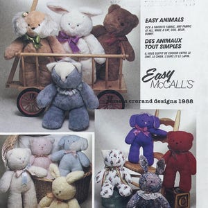 Könnte beinhalten: Eine Sammlung von Plüschtieren, darunter Bären, Hasen und Katzen in verschiedenen Farben und Mustern. Das Bild enthält den Text EASY ANIMALS, DES ANIMAUX TOUT SIMPLES, Easy MCCALL'S und pamela crerand designs 1988.
