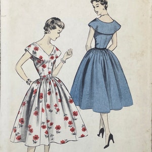 Molde para costura de vestido Advance 6824 John Moore, modelo anos 1950, com gola capa, corpete moldado e decote em V amplo - Tamanho 9 Júnior (28")
