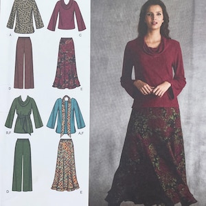 Puede incluir: Un sobre de patrón de costura con ilustraciones de varios tops, faldas y pantalones en estampado de leopardo, granate sólido, verde y estampados florales. A la derecha se muestra un modelo con un top granate de cuello vuelto y una falda floral.