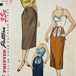 Może przedstawiać: Ilustracja wykroju krawieckiego vintage przedstawiająca trzy stroje. Jeden pokazuje beżową bluzkę z brązową spódnicą w kratę. Inny pokazuje białą koszulkę z brązową spódnicą kopertową. Trzeci pokazuje niebieską koszulkę z granatową spódnicą. Tekst: Waist 28, Hip 37, 35c, Printed Pattern.