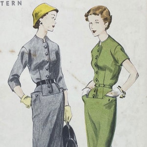 Pode incluir: Duas mulheres vestindo vestidos vintage com botões na frente. A mulher à esquerda está vestindo um vestido cinza com um chapéu amarelo. A mulher à direita está vestindo um vestido verde.