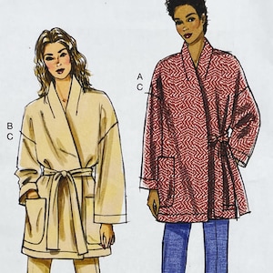 Puede incluir: Ilustración de dos figuras con batas. Una bata es de color beige liso, y la otra es roja con un patrón en zigzag blanco. Ambas batas tienen cinturón y bolsillos. Las figuras llevan vaqueros azules.