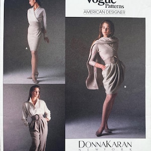 Pode incluir: Um envelope de molde de costura Vogue Patterns para designs de Donna Karan New York. A capa exibe três variações de vestuário: um vestido envelope, um vestido drapeado com xale correspondente e uma blusa com gola combinada com calças.