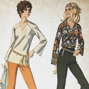 Könnte beinhalten: Illustration von zwei Frauen in Kleidung im Stil der 1970er Jahre. Eine trägt ein weißes Oberteil mit Glockenärmeln, eine orangefarbene Hose und einen goldenen Gürtel. Die andere trägt ein Oberteil mit Blumenmuster, eine schwarze Hose und einen goldenen Gürtel. Beide Outfits sind mit Goldschmuck versehen.