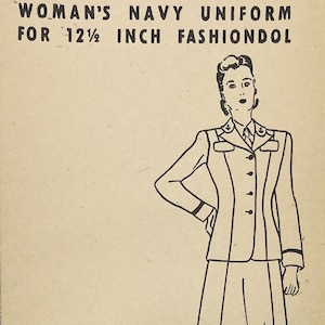 以下が含まれることがあります： 12.5インチのファッションドール用の海軍制服のイラスト。海軍のジャケットとスカートを着た女性が描かれています。上部のテキストは「WOMAN'S NAVY UNIFORM FOR 12 1/2 INCH FASHIONDOL」と書かれています。