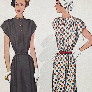 Może przedstawiać: Vintage ilustracja modowa przedstawiająca dwie sukienki. Sukienka po lewej jest w kolorze ciemnoszarym, z zapięciem na guziki i cienkim paskiem. Sukienka po prawej jest biała w kolorowy, abstrakcyjny wzór geometryczny, z czerwonym paskiem i białym nakryciem głowy.