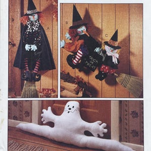 Puede incluir: Una colección de decoraciones temáticas de Halloween. La imagen presenta tres muñecas de brujas con sombreros y capas negras, una de pie sobre una escoba. Otra muñeca monta en una escoba y sostiene un letrero que dice "Trick or Treat".