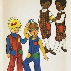 Peut inclure: Illustration d'enfants en tenues vintage. Un enfant porte une combinaison bleue avec des manches jaunes et une poche circulaire verte. Un autre enfant porte une combinaison rouge avec des manches bleues et une poche circulaire bleue. Deux enfants portent des tenues à carreaux marron.