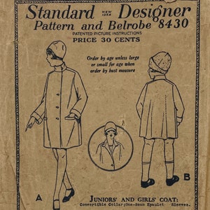Puede incluir: Un patrón de costura vintage para un abrigo para niñas y jóvenes. El patrón es para un cuello convertible, una solapa de una costura y mangas. El patrón es de Standard Designer y Belrobe, y el precio es de 30 centavos.