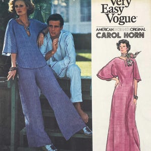 Può includere: Un'illustrazione di moda vintage di Very Easy Vogue con una donna in top e pantaloni blu plissettati e un disegno di un vestito rosa. Il testo "Very Easy Vogue" e "Carol Horn" sono visibili.