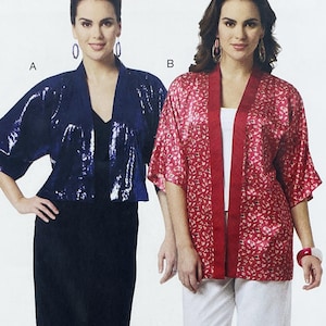 Puede incluir: Dos chaquetas abiertas etiquetadas como A y B. La chaqueta A es de color azul oscuro sólido con mangas tres cuartos. La chaqueta B es de tela roja con un pequeño estampado floral blanco, con un borde rojo sólido a lo largo de la abertura frontal.