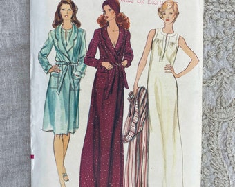 Vogue 9027 - 1970s Bathrobe and Kaftan Pattern - Size 12 (34") - Cut