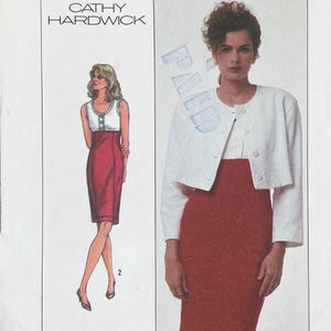 Può includere: Un modello di cucito con un completo a due pezzi. Il completo comprende un bolero bianco con bottoni e una gonna a tubino rossa. Il modello mostra anche un abito senza maniche con top bianco e gonna rossa. Il testo "CATHY HARDWICK" è in alto.