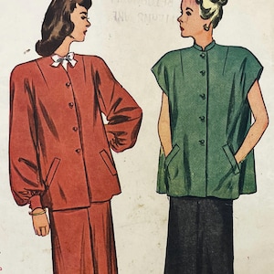 Może przedstawiać: Vintage ilustracja przedstawiająca dwa stroje. Po lewej stronie znajduje się zapinana na guziki kurtka w kolorze rdzawym z długimi rękawami, białą kokardą przy kołnierzu i pasującą spódnicą. Po prawej zielona kurtka bez rękawów z kieszeniami i czarna spódnica.