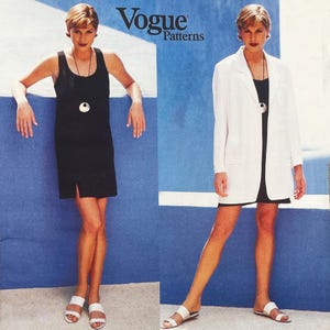 Pode incluir: Uma mulher vestindo um vestido preto, um colar com pingente branco e sandálias brancas. Na segunda imagem, a mulher também está usando um blazer branco sobre o vestido. O logotipo Vogue Patterns é visível. O fundo é azul e branco.