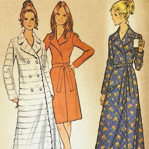 以下が含まれることがあります： 3人の女性が異なるスタイルのロングローブを着ているイラスト。最初のローブは、ダブルブレストの留め具が付いた白いローブ。2番目のローブは、セルフタイベルトが付いたオレンジ色のローブ。3番目のローブは、花柄のセルフタイベルトが付いた青いローブです。