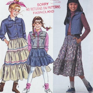 Puede incluir: Un juego de tres tazas de cerámica con un acabado mate moteado. Las tazas son en tonos crema, gris claro y gris oscuro. Cada taza tiene un diseño simple y minimalista, ideal para café o té.