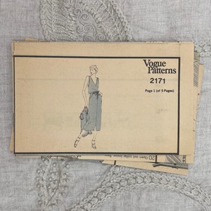Vogue 2171 Valentino 1970s Mandarin Collar Jacket, Deep V Blouse and Paper Bag Skirt Pattern Size 10 32.5 Uncut FF No Envelope image 5
