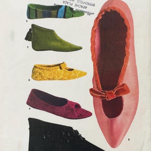 Puede incluir: Una colección de varios estilos de calzado que incluye una bailarina rosa grande con lazo, un botín verde tipo ante con borla, un zapato plano amarillo texturizado, un zapato abierto de color morado oscuro, un zapato verde a rayas y uno negro.