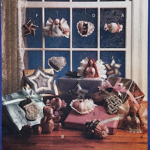 Pode incluir: Uma coleção de enfeites de Natal feitos à mão e presentes embrulhados. Os enfeites incluem estrelas, anjos, corações e formas redondas, com várias cores e texturas. Os presentes são embrulhados em diferentes papéis e fitas.