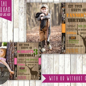 Può includere: Due inviti stampabili per una festa di compleanno per bambini. Gli inviti presentano un motivo mimetico con una silhouette di cervo e un bersaglio con il testo "Set your sights on [child's name]'s birthday".