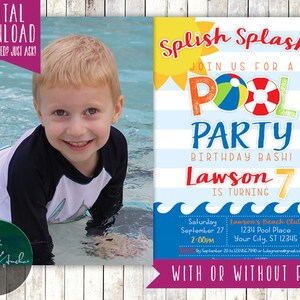 K&ouml;nnte beinhalten: Eine blau-wei&szlig; gestreifte Einladung mit einer gelben Sonne und einem Pool-Schwimmring. Der Text lautet "Splish Splash! Join us for a Pool Party Birthday Bash! Lawson 7 is turning". Die Einladung enth&auml;lt ein Datum, eine Uhrzeit und einen Ort f&uuml;r die Party. Die Einladung enth&auml;lt auch ein Foto eines jungen Jungen in einem Pool.