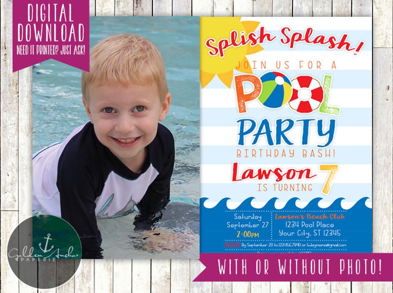 K&ouml;nnte beinhalten: Eine blau-wei&szlig; gestreifte Einladung mit einer gelben Sonne und einem Pool-Schwimmring. Der Text lautet "Splish Splash! Join us for a Pool Party Birthday Bash! Lawson 7 is turning". Die Einladung enth&auml;lt ein Datum, eine Uhrzeit und einen Ort f&uuml;r die Party. Die Einladung enth&auml;lt auch ein Foto eines jungen Jungen in einem Pool.