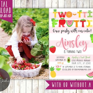 Può includere: Un invito a strisce rosa e bianche con un tema di frutta per il secondo compleanno di una bambina. L'invito dice "Two-tti Frutti" e "Vieni a festeggiare con la nostra dolcezza!" L'invito include anche il nome della bambina, Ainsley, e la data e l'ora della festa. L'invito ha una foto di una bambina che raccoglie fragole in un campo.